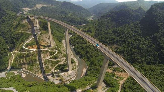 Đường cao tốc liên bang 1, Mexico: Con đường được xây băng qua không trung với bề ngang rất hẹp và không có rào chắn. Thật sự quá nguy hiểm.