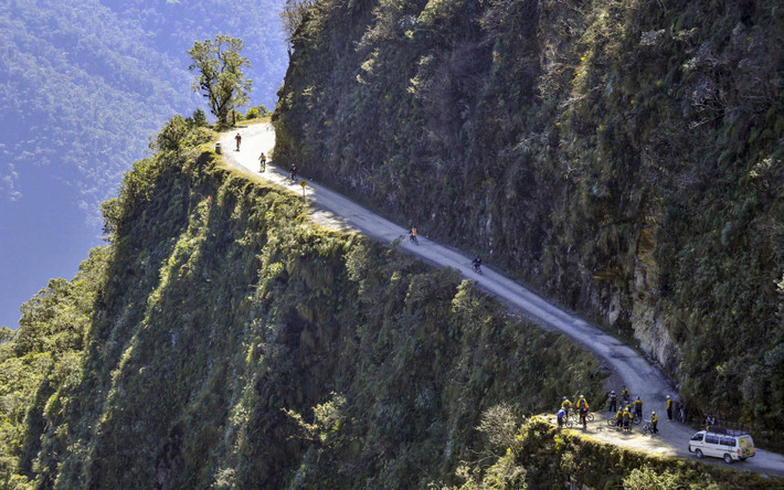 Đường North Yungas, Bolivia: Được người dân địa phương đặt cho “Con đường tử thần”, nó có chiều rộng rất nhỏ và không hề có lan can. Các phương tiện nếu không cẩn thận có thể lao qua mép đường và đâm xuống vực sâu 3000m.