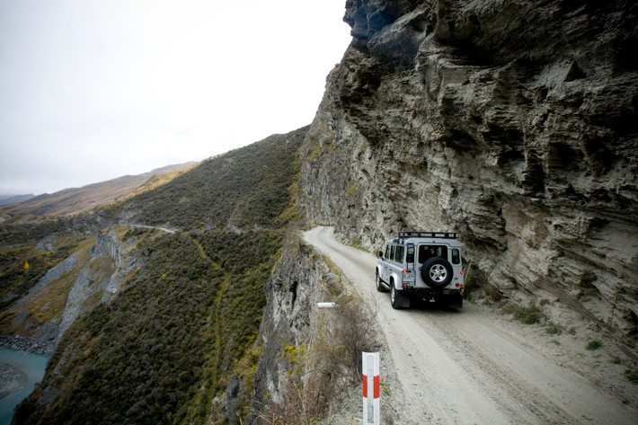 Đường Skippers Canyon, New Zealand: Đường Skippers Canyon nguy hiểm đến mức phải có giấy phép để vào. Đường nhiều sỏi đá, khó đi, lại hẹp nên nếu 2 xe đi ngược chiều nhau thì một người phải lùi 3 km xe kia mới vượt được qua.