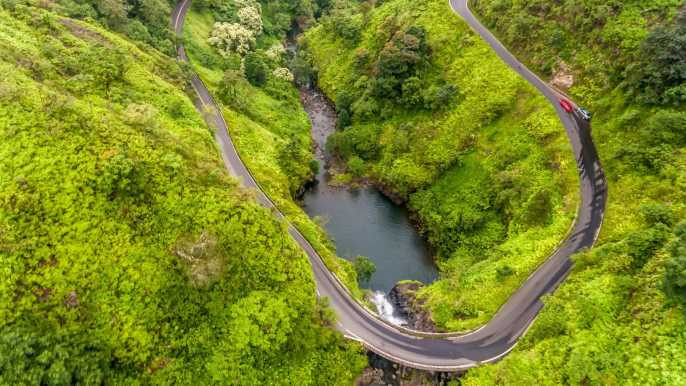 Đường cao tốc Hana, Hawaii: Cảnh quan tuyệt đẹp khi đi trên đường cao tốc Hana khiến bạn có cảm giác như đang ở trong một bối cảnh phim viễn tưởng huyền ảo. Nhưng nó thực sự là một trong những con đường nguy hiểm nhất thế giới.