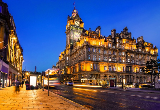 Đến thăm Edinburgh, bất cứ góc phố, tòa nhà, khung cảnh nào cũng đủ đẹp nao lòng để chúng ta muốn dừng lại ngắm nghía, chụp ảnh.