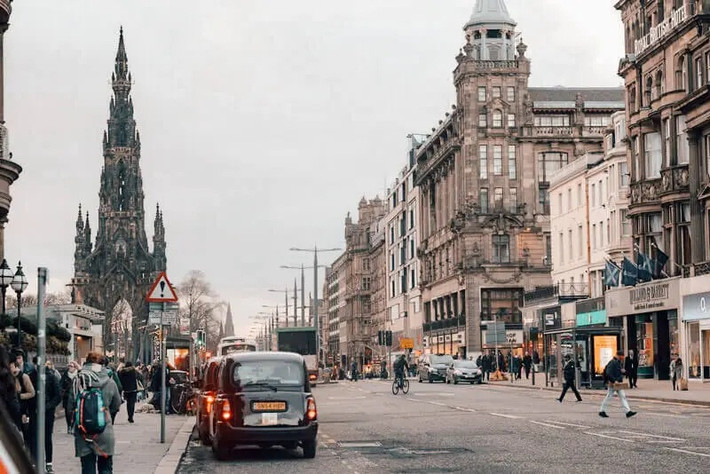Thành phố Edinburgh còn được mệnh danh là “quê hương của Harry Potter” – cậu phù thủy nhỏ đã trở thành bạn thân của trẻ em toàn thế giới.