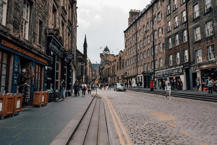 Nhiều cảnh quan, âm thanh và hương vị của thành phố Edinburgh đã truyền cảm hứng cho các nhân vật và địa điểm của J.K. Rowling.