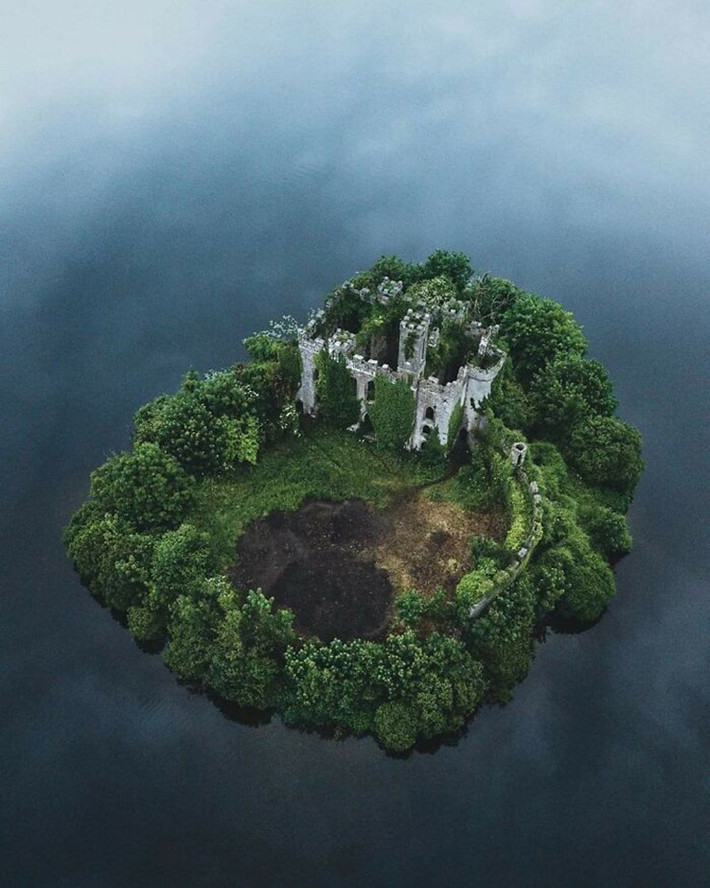 Lâu đài Mcdermott tọa lạc ở giữa hồ Roscommon, Ireland, trông như một cảnh trong truyện cổ tích.