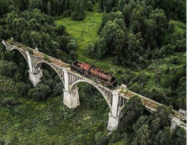 Sau nhiềm năm bị thời gian quên lãng, con tàu hoen gỉ trên cây cầu đường sắt.