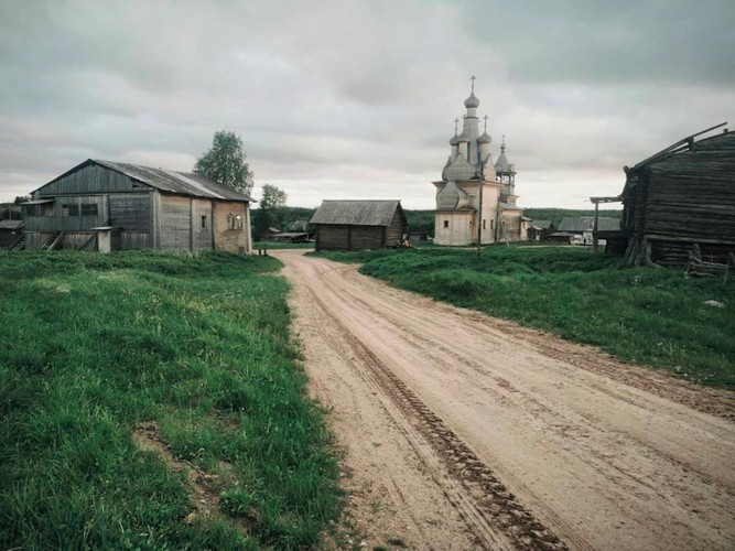 Quãng đường từ thủ đô Moscow đến đây dài 1.574 km. Các ghi chép đầu tiên về Kimzha là các bản viết tay từ thế kỷ 16.