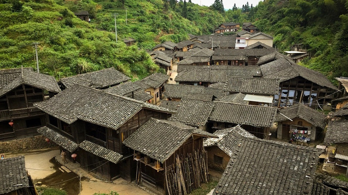Dân làng thay nhau quét dọn và làm sạch quanh tảng đá thiêng từ nghìn năm nay. Họ cho rằng, miệng con cóc hướng về làng khiến muỗi không thể xuất hiện ở nơi này.