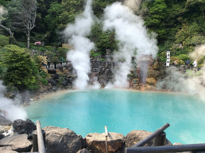 Beppu có lượng mạch nước nóng ngầm đứng thứ 2 thế giới chỉ sau vùng Yellowstone ở Mỹ, mỗi năm thu hút hàng triệu lượt du khách đổ về tham quan và nghỉ dưỡng.