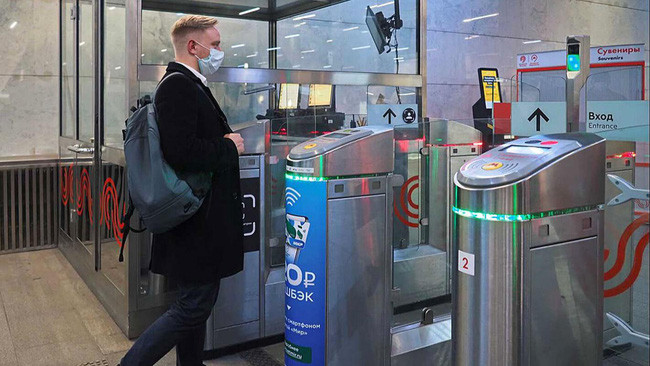 Từ năm ngoái, Nga đã áp dụng hệ thống mang tên "Face Pay", có nghĩa là thanh toán bằng gương mặt, tại hơn 240 ga tàu điện ngầm ở Moscow. Trước đó, Nga thay đổi vé tàu rất nhiều lần.
