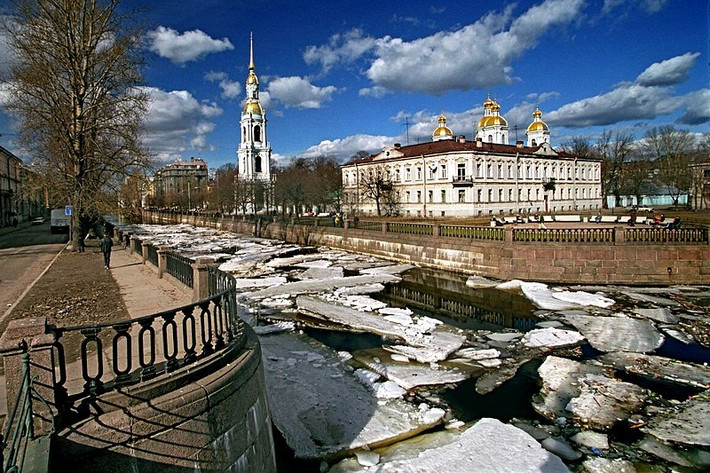Đây là một trong những di tích kiến trúc độc đáo của thành phố Saint Peterburg. Ban đầu, nhà thờ được trang trí nội ngoại thất vô cùng lộng lẫy.