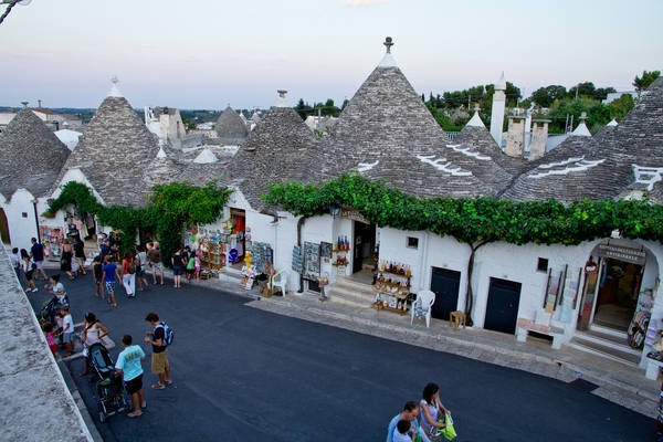 Alberobello bắt nguồn từ tên Arboris Bello, có nghĩa là rừng cây đẹp mà trước đây là rừng sồi cổ xưa.