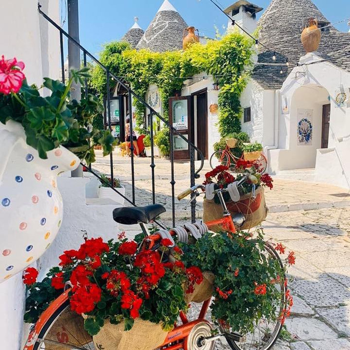 Làng Alberobello có khoảng 1.500 ngôi nhà Trulli xinh đẹp với 11.000 dân sinh. Có nhiều câu chuyện về nguồn gốc của phong cách xây dựng của ngôi làng có từ thế kỷ 14 này.