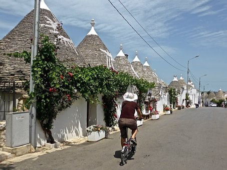 Người ta cũng cho rằng việc xây nhà bằng các viên đá sẽ dễ dàng hơn cho việc dỡ bỏ và lắp ráp lại và tránh phải trả thuế tái định cư. Alberobello đã được coi là Di sản Thế giới của UNESCO từ năm 1996.