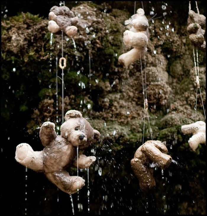 Người dân địa phương đem những con gấu teddy ngâm trong giếng nước để chúng hóa đá rồi bán ở cửa hàng lưu niệm gần khu tham quan. Ảnh: IT.