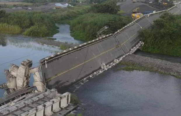 Cầu Gaoliao, huyện Hoa Liên bị hư hại do động đất.