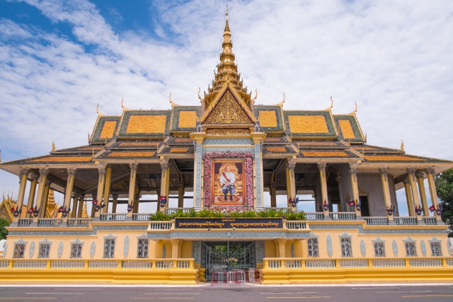 Cung điện Hoàng gia ở Phnom Penh, Campuchia: Cung điện Hoàng gia của Campuchia được xây dựng vào năm 1866 bởi Preah Bat Norodom. Chủ nhân hiện tại của cung điện là Vua Norodom Sihamoni. Chỉ có Phòng ngai vàng của cung điện là mở cửa cho công chúng. Ảnh: IT.