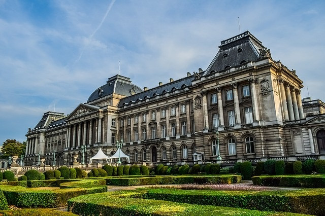 Cung điện Hoàng gia Brussels, Bỉ: Vua Philippe và Hoàng hậu Mathilde của Bỉ sử dụng Cung điện Hoàng gia Brussels để thực hiện các nhiệm vụ chính thức nhưng họ sống trong Lâu đài Hoàng gia Laeken toàn thời gian.