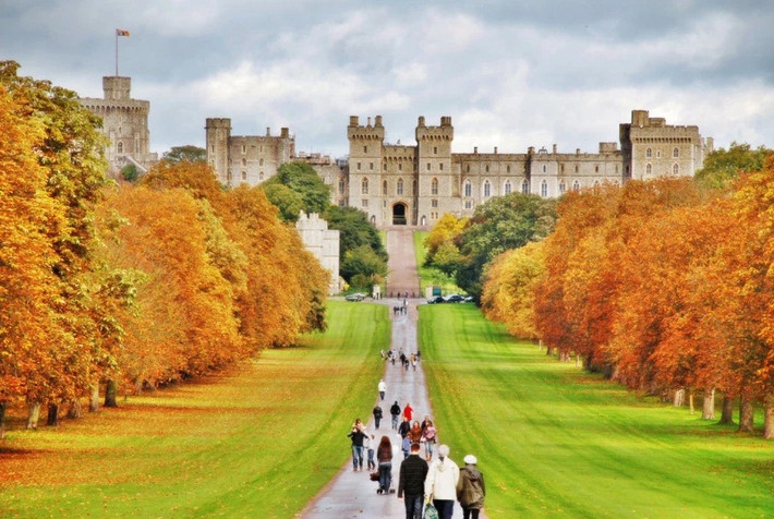 Lâu đài Windsor: Khi Thế chiến thế 2 nổ ra, nữ hoàng cùng em gái mình di chuyển đến sống ở Lâu đài Windsor, Berkshire, nước Anh. Lâu đài xa hoa này có tới 1000 phòng, từng được sử dụng để làm cung điện cho nhiều nhà vua.
