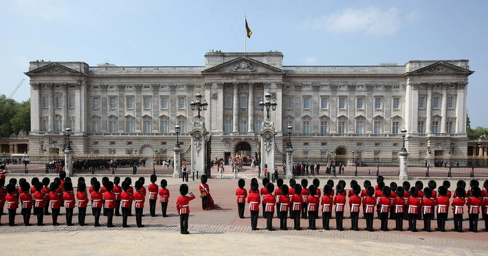 Điện Buckingham, Anh: Nơi này có 775 phòng, gồm 19 phòng State, 52 phòng Royal và phòng ngủ dành cho khách, 188 phòng ngủ cho đội ngũ nhân viên, 92 văn phòng và 78 nhà vệ sinh.
