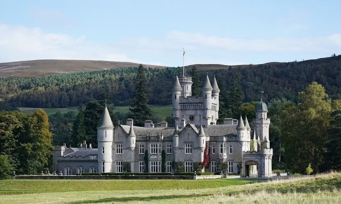Lâu đài Balmoral ở Aberdeenshire, Scotland, là nơi Nữ hoàng Elizabeth II qua đời vào ngày 8/9 theo giờ địa phương. Giá trị của lâu đài hiện tại được ước tính khoảng 115 triệu Bảng.