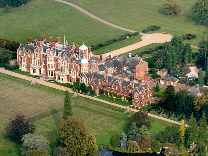 Sandringham Estate, ngôi nhà nằm ở vùng nông thôn Norfolk, là một trong những nơi Nữ hoàng thường đến nghỉ dưỡng.