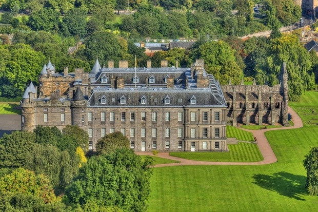 Sau khi chiến tranh kết thúc, lâu đài Windsor vẫn ở đó và trở thành địa điểm Nữ hoàng Elizabeth II thường xuyên lui tới vào mỗi dịp cuối tuần.