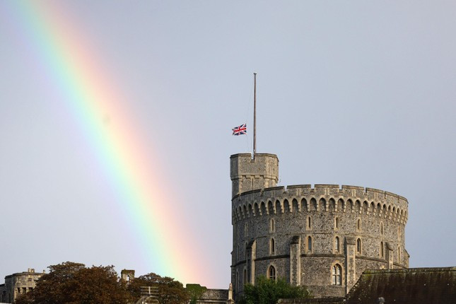 Cầu vồng xuất hiện trên Lâu đài Windsor ngay sau khi cờ được treo rủ. Ảnh: Reuters, AP, PA, CNN.