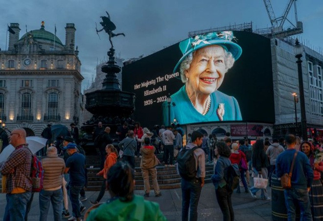 Bảng điện tử tại giao lộ Piccadilly bày tỏ lòng tôn kính với bà.