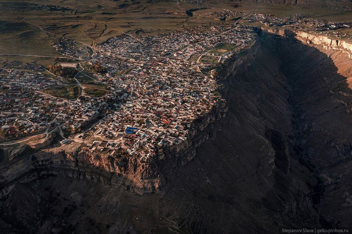 Nằm cách Makhachkala, thủ đô Dagestan, khoảng 140km, ở độ cao 2.000m so với mực nước biển, làng Khunzakh được đánh giá là nơi sở hữu cảnh đẹp rất đáng chiêm ngưỡng.