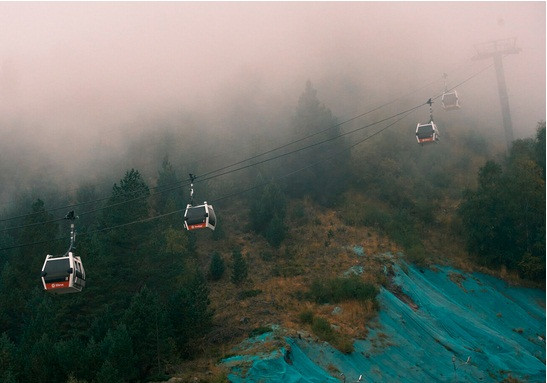 Màn sương bao phủ cáp treo lên dốc của Núi Elbrus ở Kabardino-Balkaria