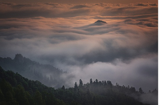 Quang cảnh vùng núi Adygea mù sương.