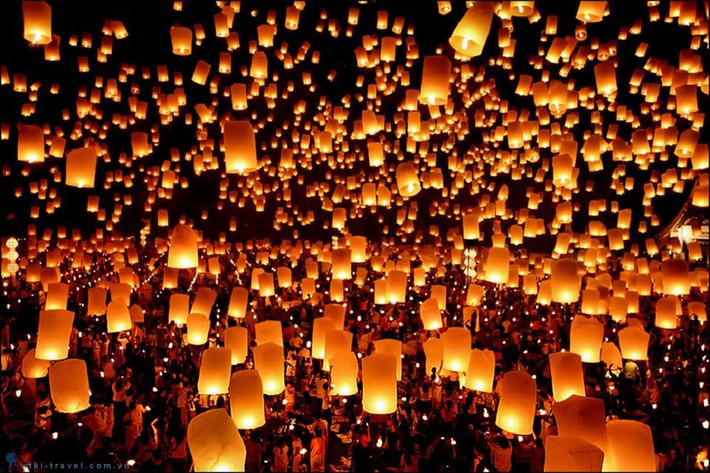 Người ta tin rằng nhờ có nữ thần mà họ mới được may mắn và thành công trong cuộc sống. Vào ngày diễn ra lễ hội, người Ấn Độ thường dọn dẹp, sơn sửa nhà cửa, trang trí đèn, nến trong nhà và ngoài phố.
