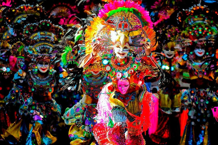 Lễ hội MassKara (Philippines). Đây là lễ hội của những nụ cười, được tổ chức từ ngày 18/10 tại thành phố Bacolod, đảo Nergros, Philippines. Lễ hội MassKara ra đời như một lời tuyên bố rằng, người dân Bacolod dù trong hoàn cảnh khó khăn nào cũng sẽ vượt qua và đứng dậy.