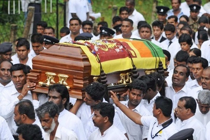 Ngày 6/4/2008, Sri Lanka rung chuyển bởi vụ tấn công khủng bố của một kẻ liều chết khi kích nổ quả bom mang trong người khiến 15 người thiệt mạng, trong đó có cả một bộ trưởng của Sri Lanka và hơn 100 người khác bị thương.