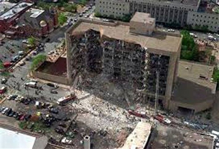 Sáng 19/4/1995, thành phố Oklahoma, Mỹ rung chuyển bởi vụ đánh bom kinh hoàng khiến tòa nhà 7 tầng bị phá hủy. Vụ đánh bom kinh hoàng khiến 168 người thiệt mạng và hơn 500 người bị thương.