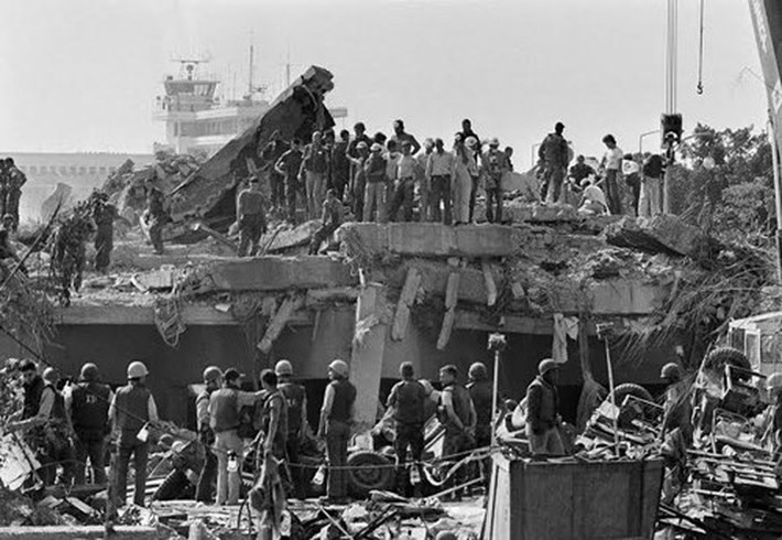 Ngày 23/10/1983, phong trào Hồi giáo vũ trang Hezollah đã thực hiện vụ đánh bom liều chết vào doanh trại thủy quân lục chiến Mỹ gần sân bay Beirut (Lebanon). Vụ việc khiến 241 binh sỹ Mỹ thiệt mạng và 122 người khác bị thương. Đây là một trong những vụ tấn công đẫm máu nhất nhằm vào Mỹ.