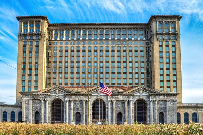 Nhà ga trung tâm Michigan (Mỹ): Mặc dù sở hữu kiến trúc choáng ngợp, nhà ga Trung tâm Michigan đã ngừng hoạt động từ năm 1988.