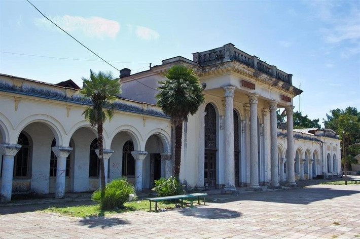 Nhà ga Gudauta, Abkhazia: Ga được thành lập từ thời Liên Xô và bị bỏ hoang từ những năm 1990. Ngày nay, nhà ga chỉ còn lại những tàn dư đổ nát, nhưng vẫn thu hút khách du lịch check-in.