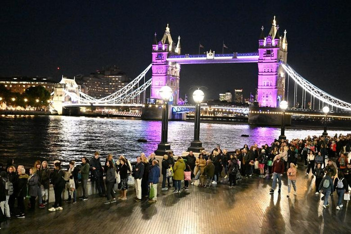 8 km hàng người chờ đợi để được vào viếng Nữ hoàng tại Đại sảnh Westminster. Hàng người kéo dài từ Tòa nhà Quốc hội dọc theo bờ nam sông Thames đến Công viên Southwark.