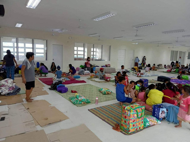 Người dân sinh hoạt tại một khu sơ tán trên đảo Luzon.