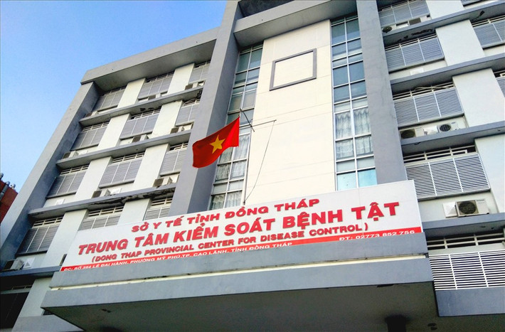 Đồng Tháp: Địa phương này đã chi 174 tỷ đồng mua kit xét nghiệm từ Công ty Việt Á, chiếm hơn 55% trong tổng số tiền địa phương này chi để mua kit xét nghiệm COVID-19. Ngày 20/5, Công an Đồng Tháp đã khởi tố, bắt giam Giám đốc CDC Đồng Tháp Trần Văn Hai cùng thuộc cấp là Nguyễn Thị Lệ Ngọc để điều tra liên quan đến các gói thầu của Công ty Việt Á.