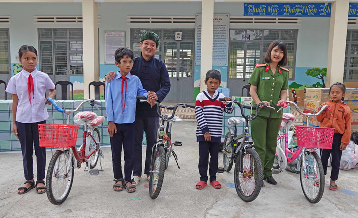 Sau khi tốt nghiệp Đại học An ninh nhân dân, năm 2006, bà Ksor H’Bơ Khắp được điều động về công tác tại Công an huyện Ayun Pa, tỉnh Gia Lai (Bây giờ là Công an thị xã Ayun Pa).