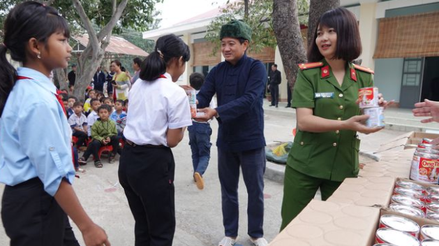 Trung tá Ksor H’Bơ Khắp tốt nghiệp Đại học An ninh Nhân dân, chuyên ngành An ninh điều tra; trình độ chuyên môn thạc sĩ Luật học chuyên ngành An ninh điều tra;Trình độ lý luận chính trị cao cấp.