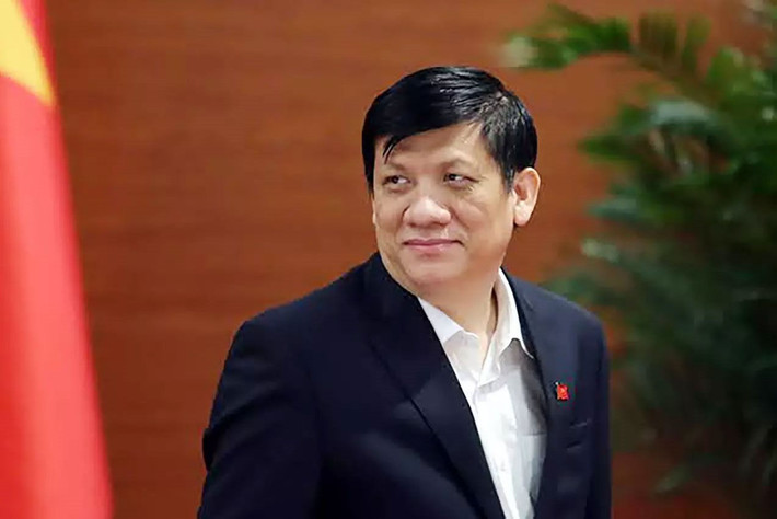 Trong đó, Cựu Bộ trưởng Y tế Nguyễn Thanh Long: Ngày 7/6, Cơ quan Cảnh sát điều tra Bộ Công an đã khởi tố, bắt giam ông Nguyễn Thanh Long – cựu Bộ trưởng Y tế về tội “Lợi dụng chức vụ quyền hạn trong khi thi hành công vụ”. Ông Long có hành vi lợi dụng chức vụ, quyền hạn làm trái các quy định của pháp luật trong việc cấp số đăng ký lưu hành, hiệp thương giá và kiểm tra giá hiệp thương kit xét nghiệm Covid-19, gây thiệt hại đặc biệt nghiêm trọng tài sản Nhà nước.