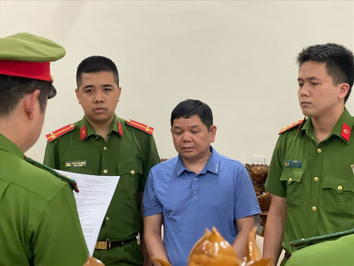 Sơn La kỷ luật nhiều cán bộ liên quan vụ Việt Á. Tháng 7/2022, Ủy ban Kiểm tra Tỉnh ủy Sơn La kỷ luật thức khiển trách đối với các ông: Đỗ Xuân Thụ - Giám đốc Bệnh viện Đa khoa tỉnh Sơn La; ông Lò Văn Nhay - Phó giám đốc bệnh viện Đa khoa tỉnh Sơn La. Khai trừ ra khỏi Đảng đối với ông Lò Văn Chiến - Trưởng khoa Dược bệnh viện Đa khoa tỉnh Sơn La (Ông Chiến đã bị khởi tố, bắt tạm giam về tội nhận hối lộ ngày 7/6).