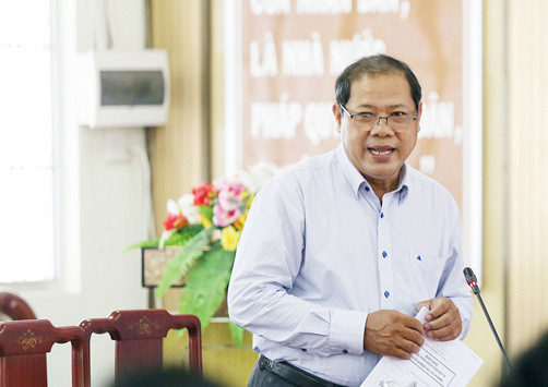 2 lãnh đạo Sở Y tế Trà Vinh bị kỷ luật cảnh cáo liên quan Việt Á. Ngày 9/8, Tỉnh ủy Trà Vinh quyết định thi hành kỷ luật cảnh cáo ông Kiên Sóc Kha - Giám đốc và ông Nguyễn Hữu Phước - Phó giám đốc Sở Y tế tỉnh Trà Vinh. Hai lãnh đạo sở này đã có những vi phạm, khuyết điểm trong lãnh đạo, chỉ đạo, thực hiện nhiệm vụ, thiếu kiểm tra, để cấp dưới vi phạm trong đấu thầu mua sắm kit xét nghiệm COVID-19 của Công ty Việt Á. Trước đó, 4 bị can đã bị khởi tố về tội "Vi phạm quy định về đấu thầu gây hậu quả nghiêm trọng", trong đó có hai ông Trần Đắc Thanh - Phó Giám đốc Sở Y tế; Nguyễn Văn Lơ - nguyên Giám đốc CDC. (Ảnh: Báo Trà Vinh).