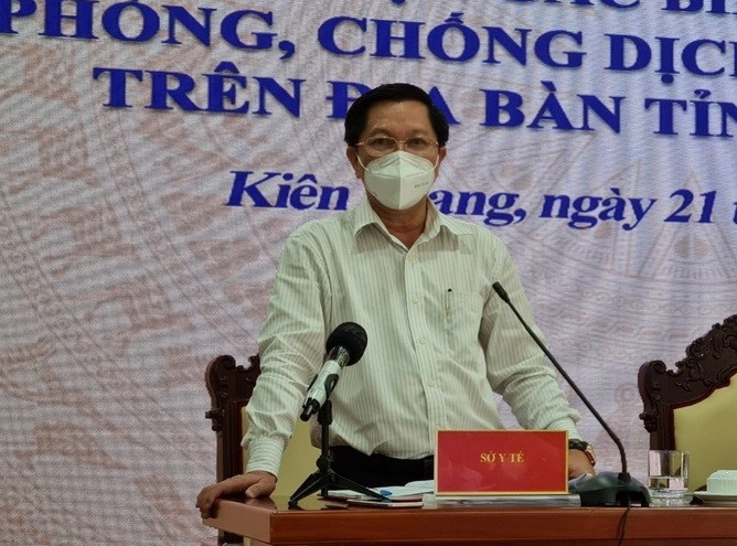 Kỷ luật Giám đốc Sở Y tế Kiên Giang liên quan Việt Á. Ngày 10/8, ông Phạm Hoàng Nam - Ủy viên Ban thường vụ Tỉnh ủy, Chủ nhiệm UBKT, đại diện Ban Thường vụ Tỉnh ủy Kiên Giang công bố quyết định kỷ luật cảnh cáo về mặt Đảng đối với ông Hà Văn Phúc -Giám đốc Sở Y tế Kiên Giang. Trước đó, Sở Y tế Kiên Giang đã kỷ luật cảnh cáo đối với: ông Kha Vĩnh Xuyên - Trưởng phòng Kế hoạch - Tài chính; ông Kiều Lộc Thịnh - Trưởng khoa Xét nghiệm, chẩn đoán hình ảnh, thăm dò chức năng và bà Nguyễn Thị Phương Thanh - Trưởng khoa Dược, Vật tư y tế. Khiển trách ông Cao Thành Nam - Giám đốc CDC Kiên Giang; bà Võ Thị Thu Hồng - thủ kho; bà Phạm Thị Thu Nguyệt - thủ kho vắc xin chương trình hóa chất.