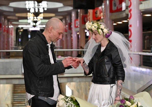 Cặp đôi lên kế hoạch đám cưới từ trước khi cuộc xung đột Nga - Ukraine xảy ra và họ đều không muốn hôn lễ bị trì hoãn vì chiến sự.