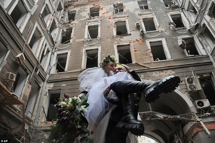 Thành phố Kharkiv vẫn đang trải qua những ngày giao tranh ác liệt giữa quân đội Nga và Ukraine. Tuy nhiên, điều đó không thể ngăn Nastya và Anton tổ chức đám cưới của họ.