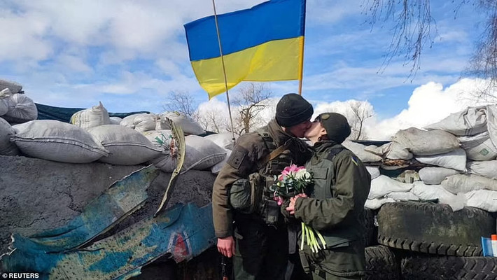 Đối với không ít cặp đôi ở Ukraine quyết định tổ chức đám cưới bất chấp tình hình chiến sự đang diễn ra căng thẳng.